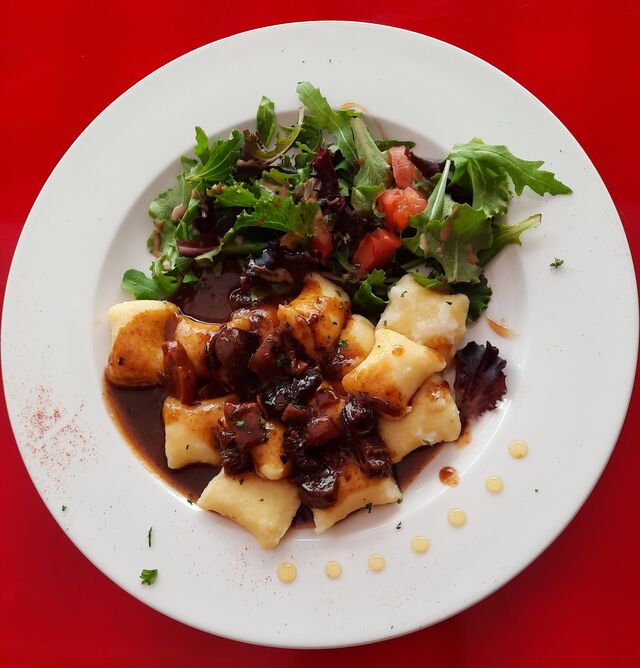 Gnocchis aux truffes sauce aux morilles .