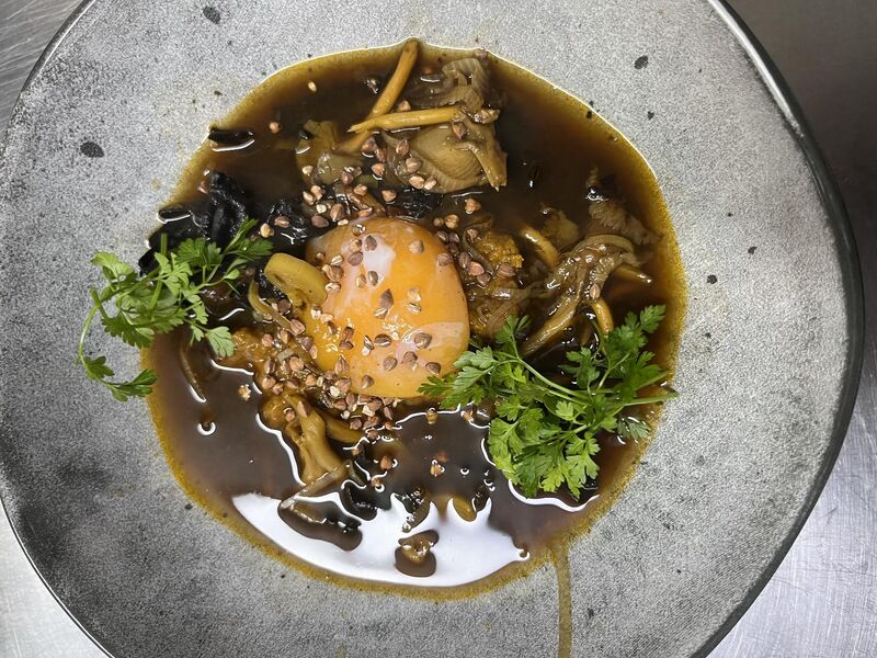 Oeuf parfait avec bouillon de veau et chanterelles grise
