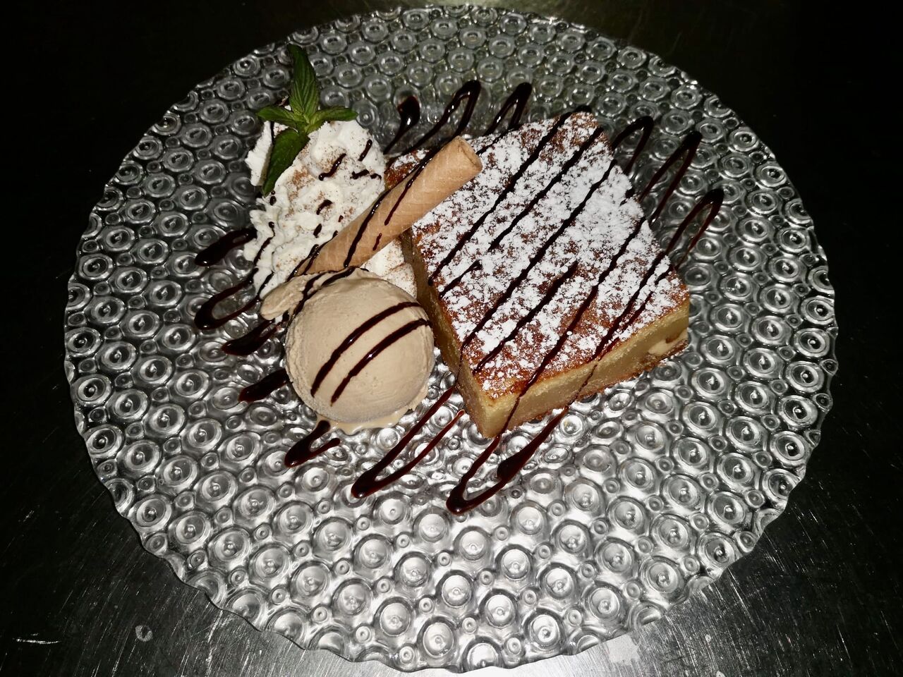 ESPECIALIDAD, Brownie de chocolate blanco con helado de turrón