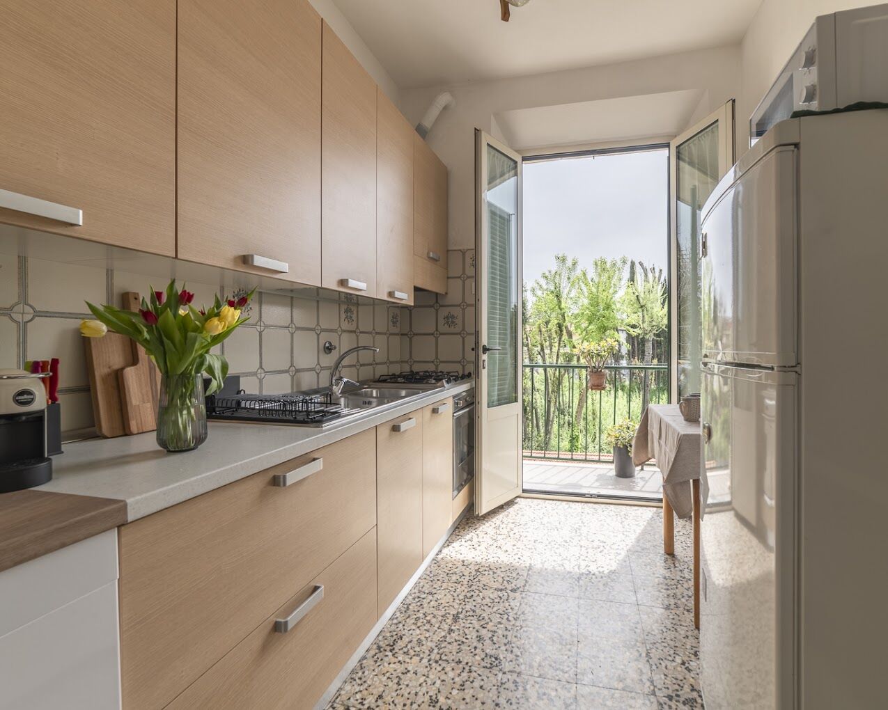 L'appartamento può ospitare 6 persone ed è composto da tre camere, quattro letti,due bagni, cucina, soggiorno e due terrazze.