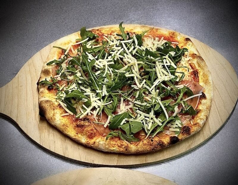 Prosciutto di Parma 2
mit Mozzarella, gereiftem Parmaschinken, Rucola, Parmesan & Olivenöl 