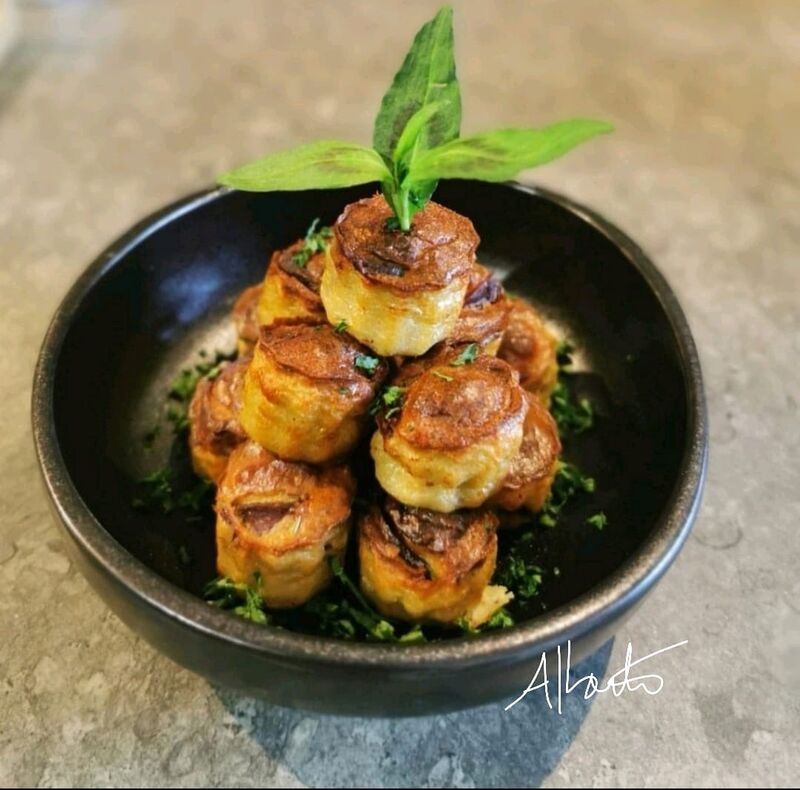 Cannelé salé au magret de canard fumé, roquefort et figue truffé.