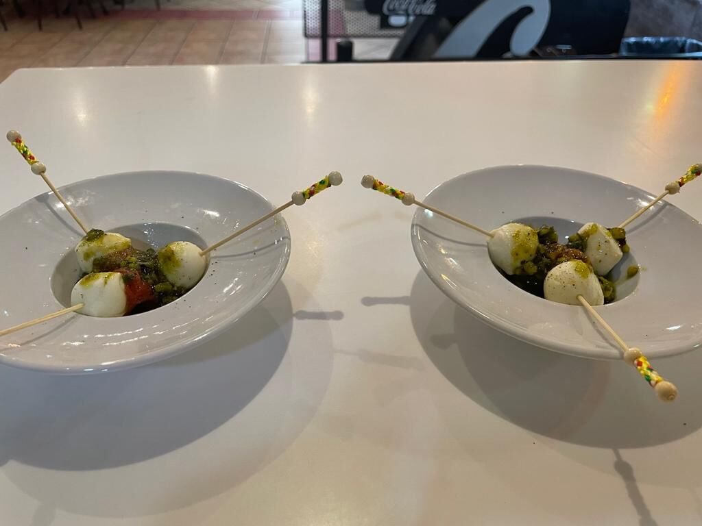 Brochetas de mozzarella con cherrys confitados y pesto de pistacho, formato coctel