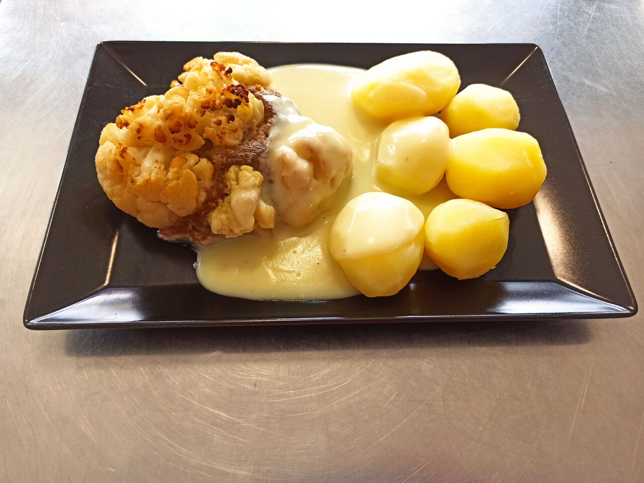 Blumenkohl auf Mett gebacken mit heller Soße und Kartoffeln