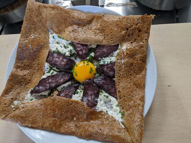 En hiver, c'est la saison de la Figatelli, venez la déguster accompagnée de Brousse sur une galette de sarrasin ! 😋