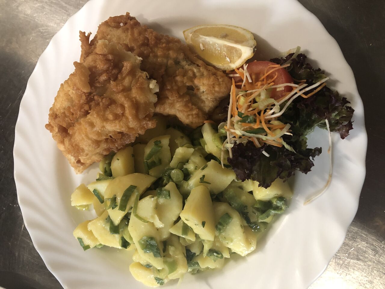 Backfisch in Bierteig, mit hausgemachtem Kartoffelsalat und Remoulade