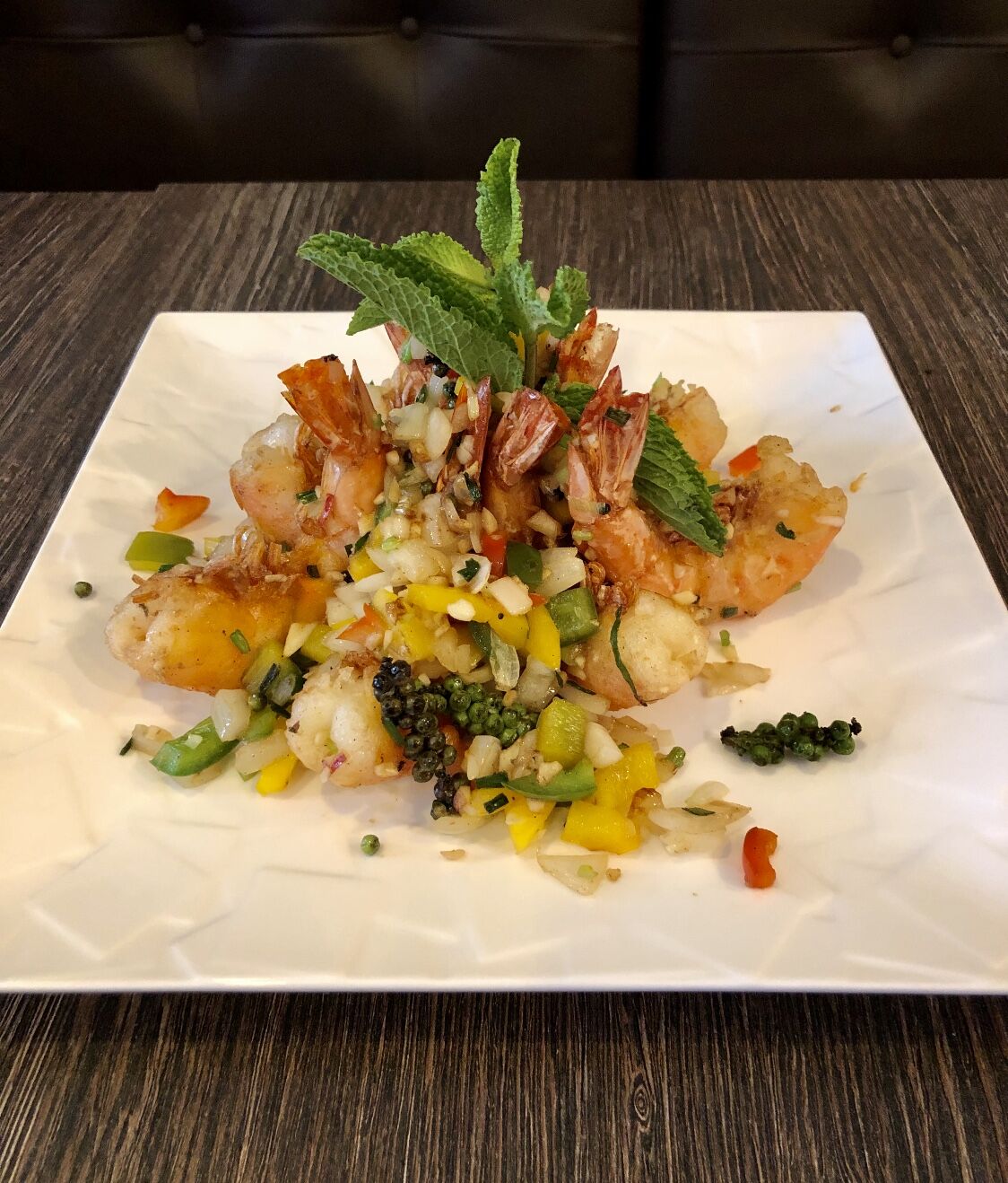 Grosses crevettes à l’ail et poivre vert frais