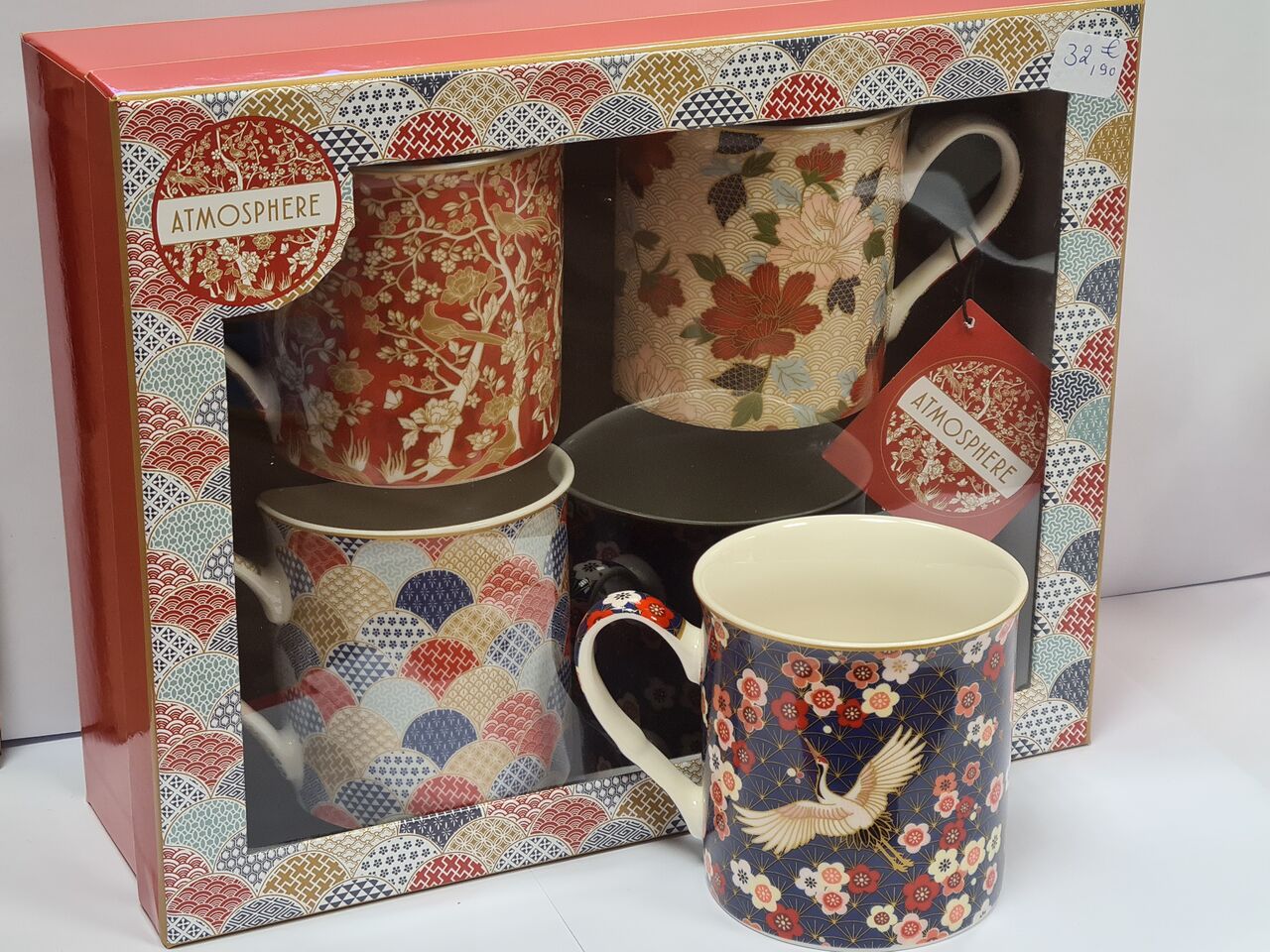 Coffret de 4 tasses 32.90€ que l'on peut assortir avec un plateau ou une bouteille isotherme à 19.95€
