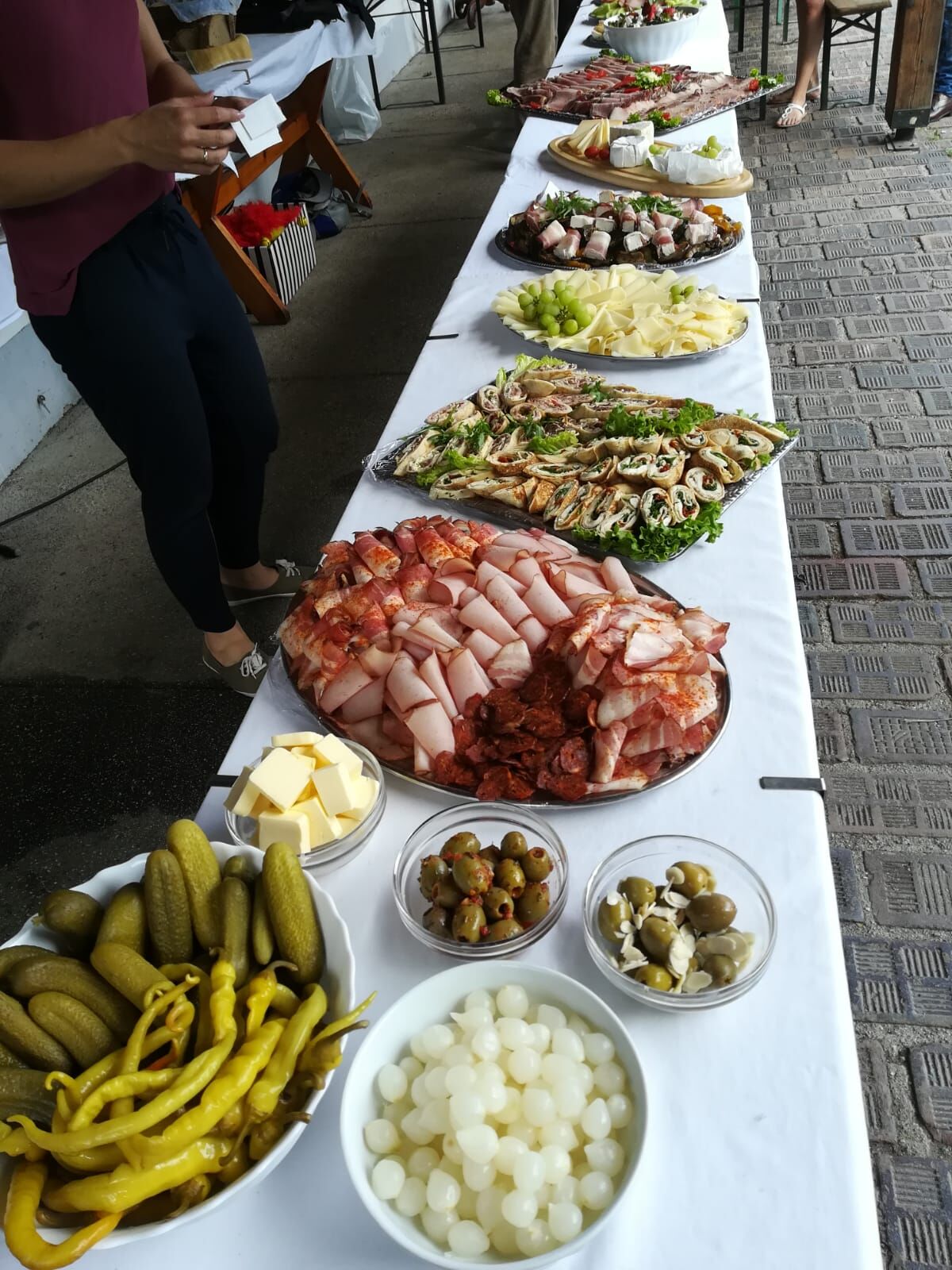 Sommerliches rustikales Aufschnitt-und Vorspeisenbuffet