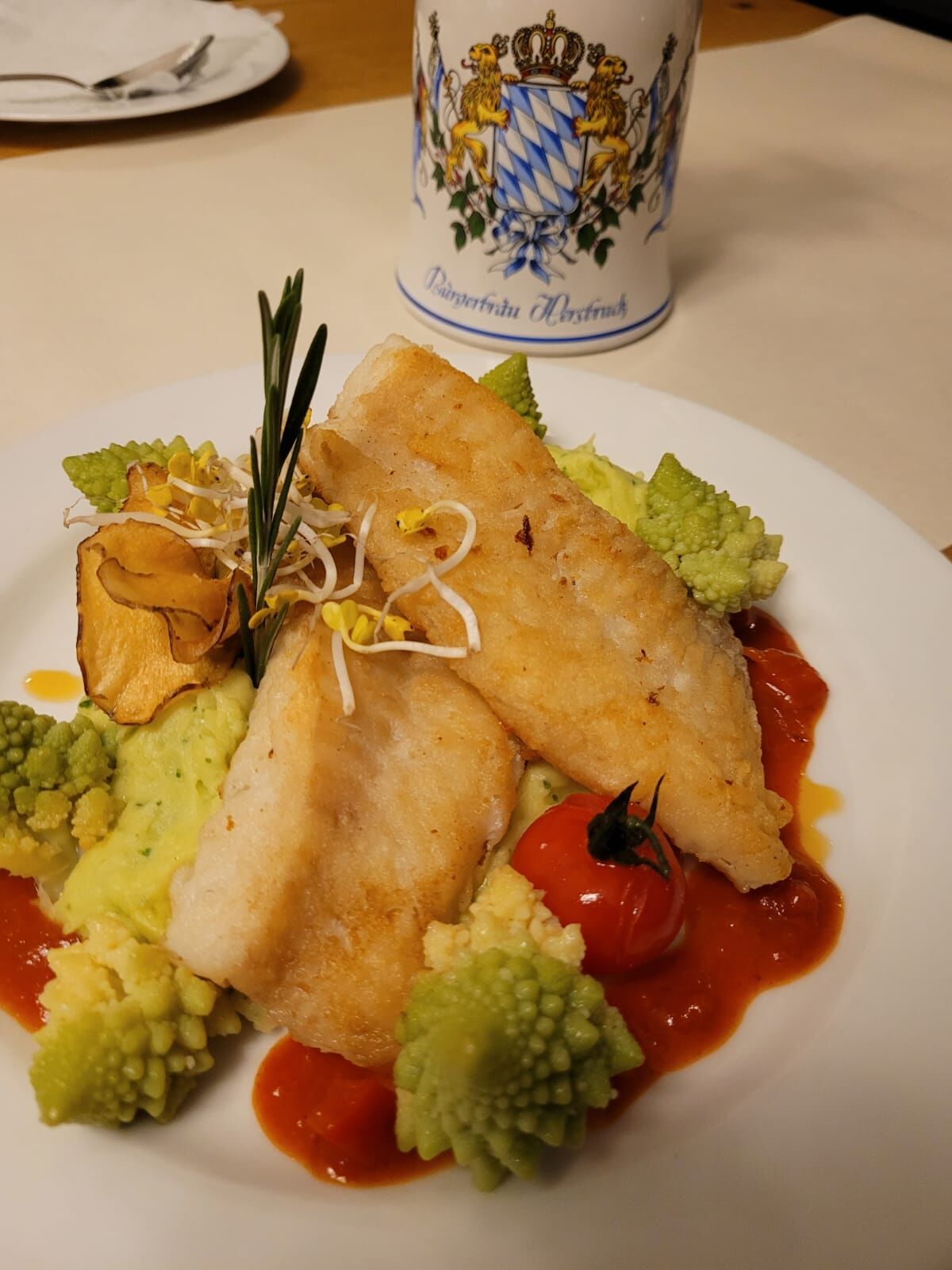 Kabeljaufilet auf Petersilien- Kartoffelpüree, Paprika Chutney und Romanesco