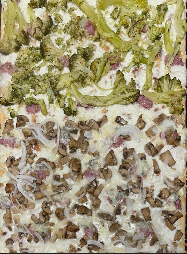 PIZZA CON BROCCOLI E SALSICCIA
PIZZA CON SALSICCIA, FUNGHI, CIPOLLA E GORGONZOLA 