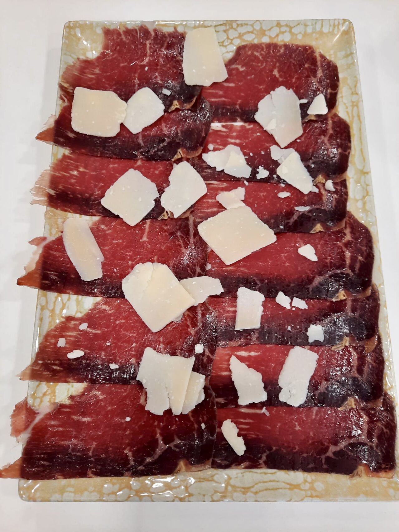 Cecina de Buey con lascas de parmesano
