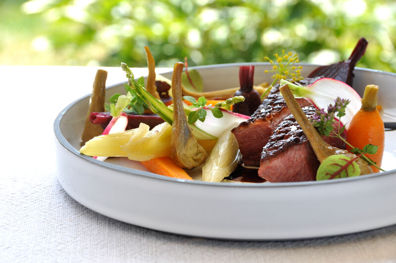 Ici, un magret de canard avec son jus et des légumes de saison