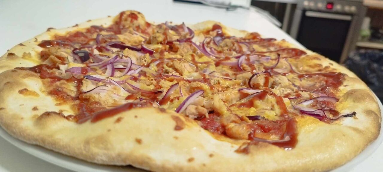 Pizza s trhaným kuřecím masem