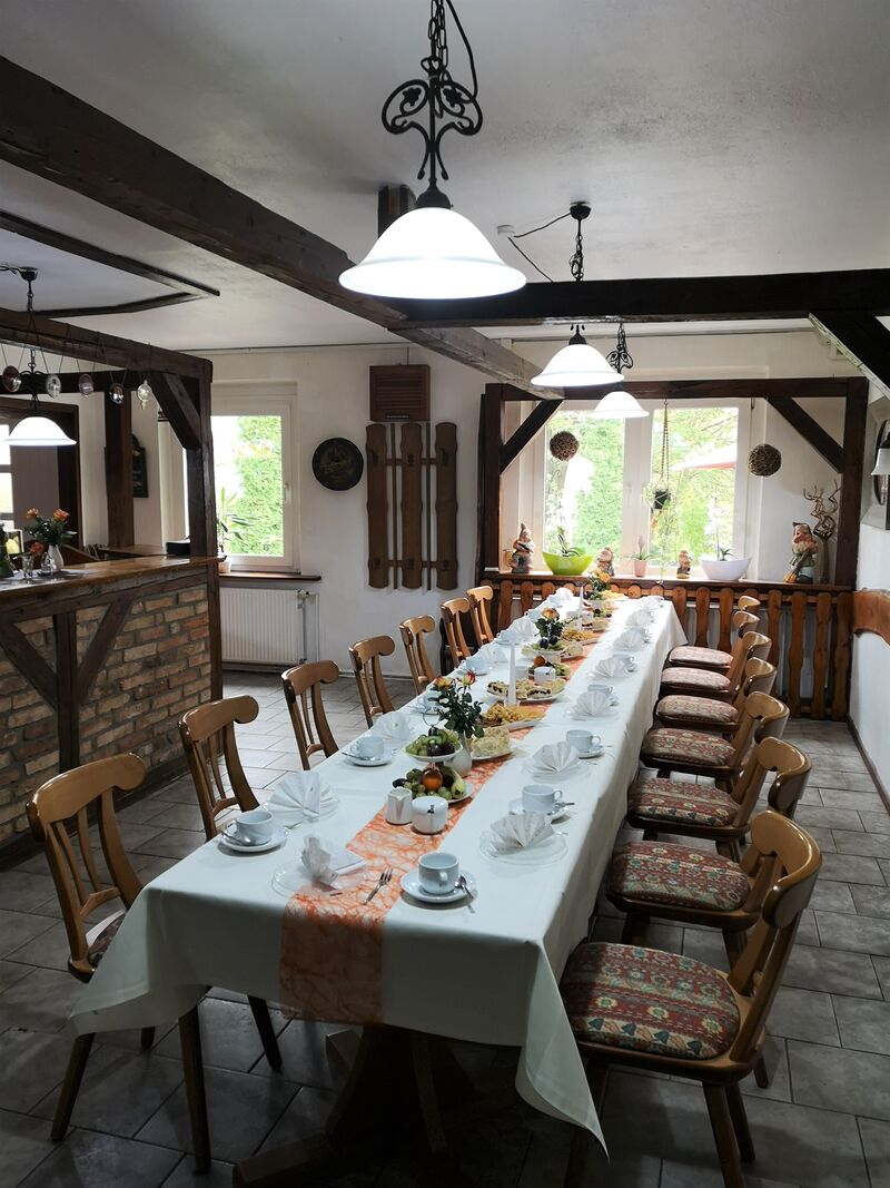 Gastraum/ Eindeckung Kaffeetafel