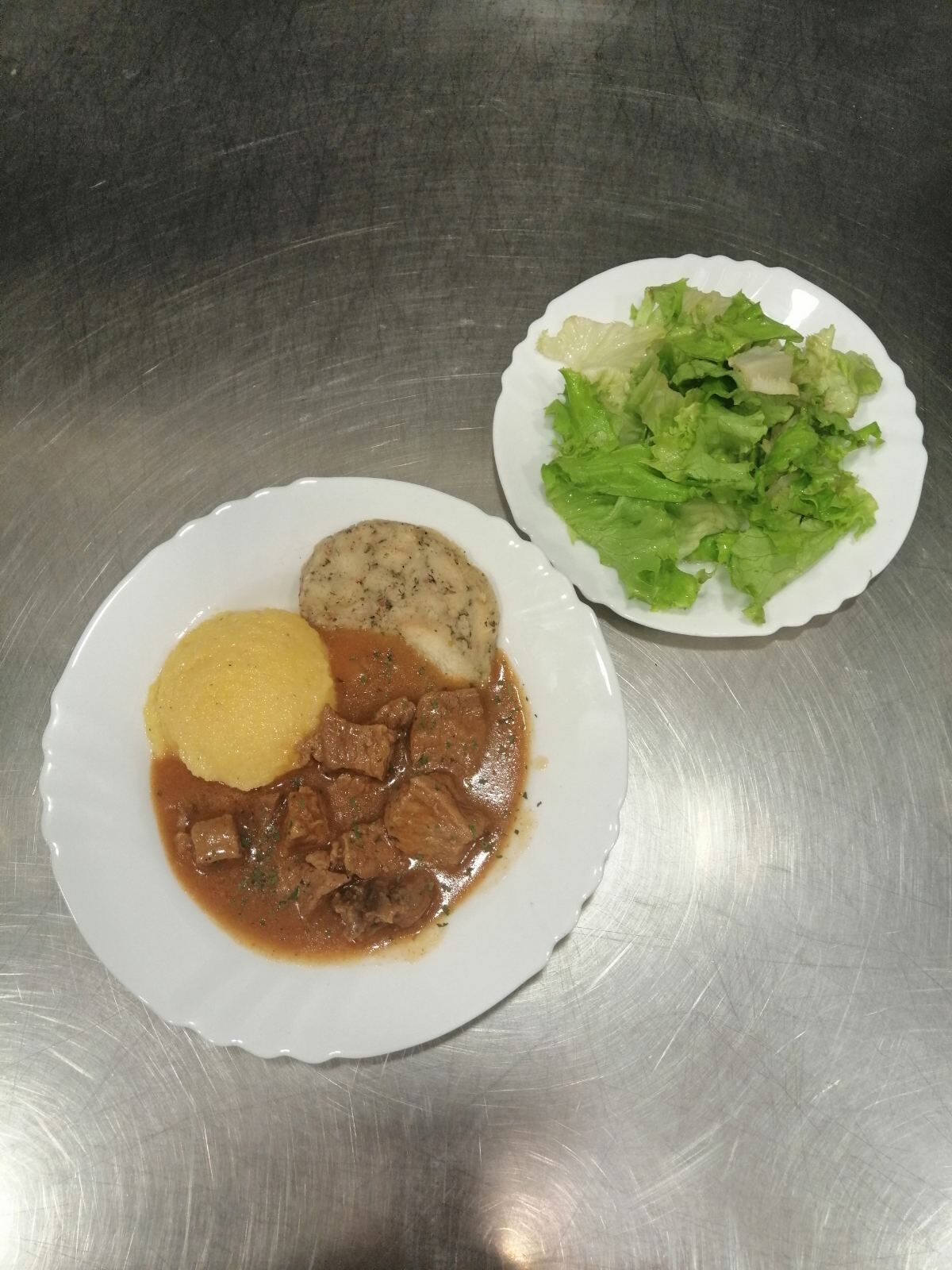 Juneći gulaš, palenta/varenac od kruha, salata