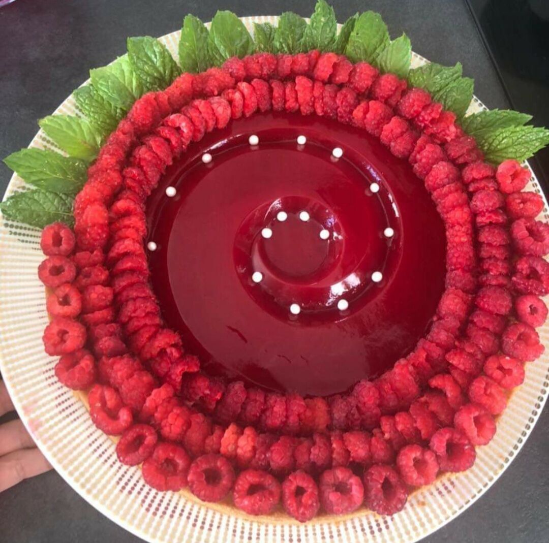 Tarte aux framboises , gelée de framboises et feuilles de menthe.