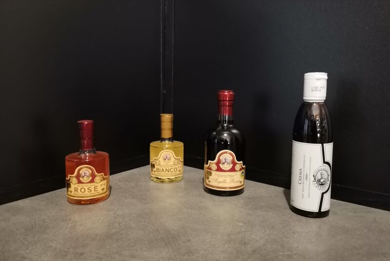 Vinaigre rose 100ml=fin/vinaigre blanc 100ml=9.90€/vinaigre balsamique 250ml=10.50€/crème de balsamique 250ml=7.90€ 