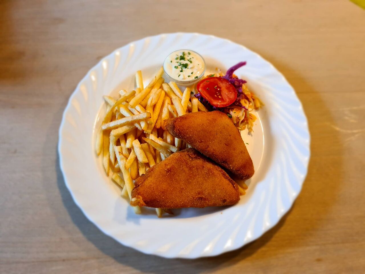 Gebratener Käse mit Pommes frites und Tatarsoße