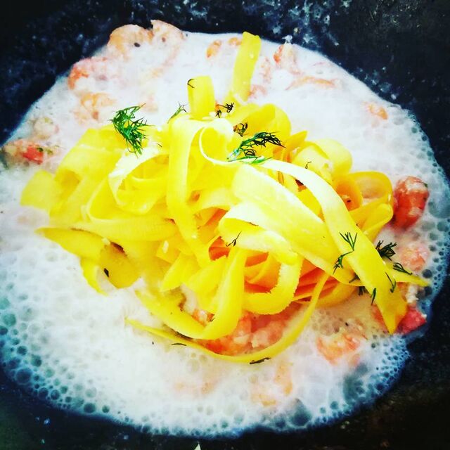 Gambas émulsion coco, tagliatelle de courgettes jaunes 