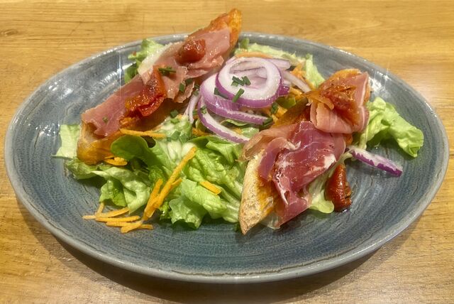Bruschetta à la tomate confite et au jambon de pays
