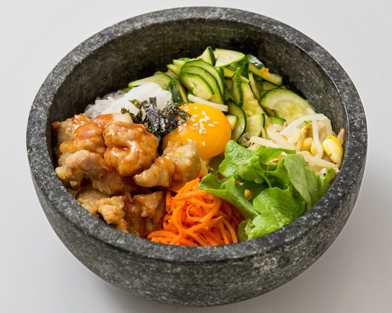 BIBIMBAP POULET FRIT, dans une pierre chaude