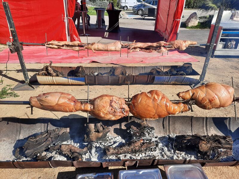 Jambons et porcelets à la broche