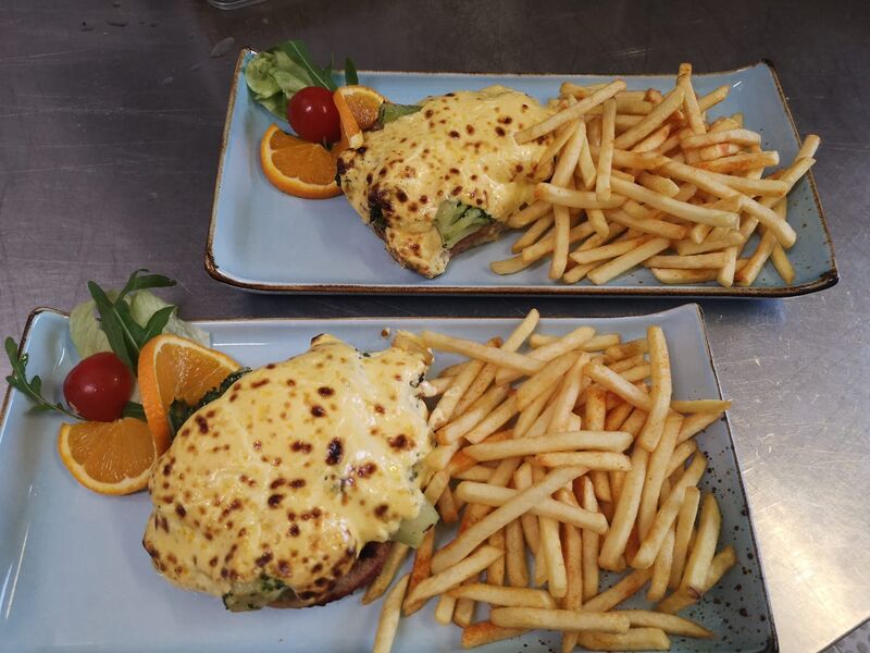 Schweineschnitzel mit Brokkoli und Hollandaise überbacken