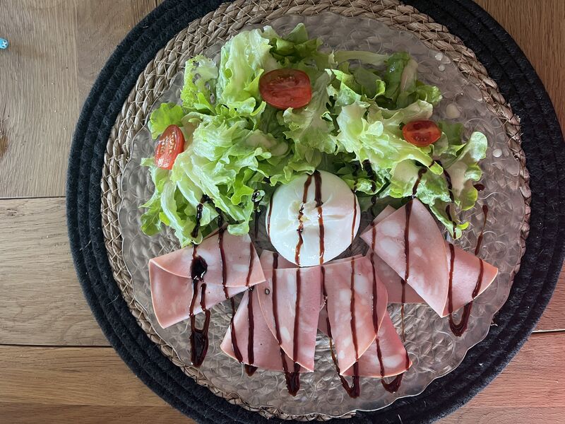 Burrata, salade, mortadelle huile de truffe ou pesto 