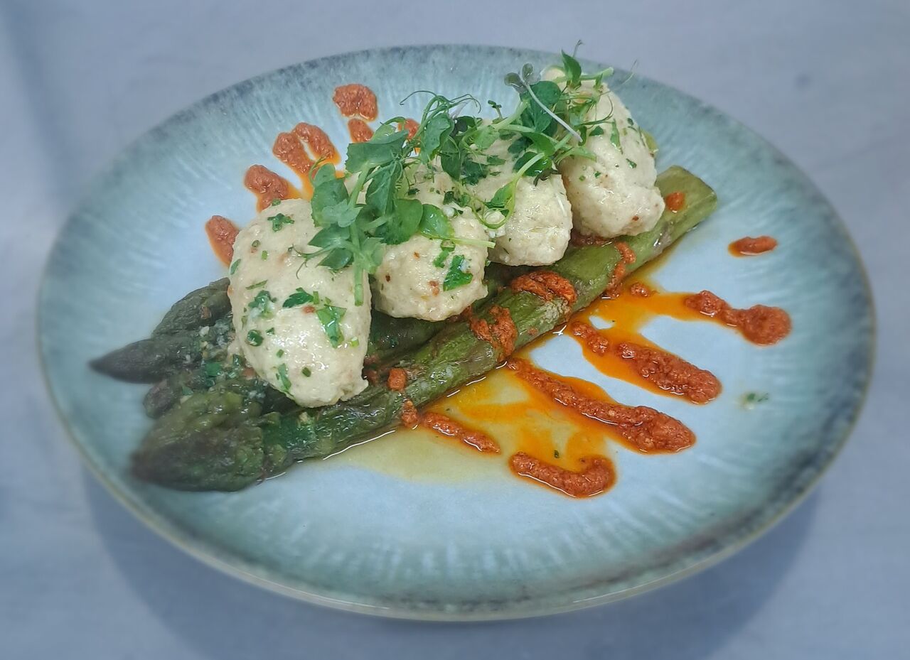 Ricotta-Zitronennockerl mit Leondinger grünem Spargel