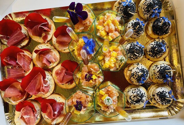 toasts au beurre truffé et jambon serrano, tartare de saumon exotique, blinis chèvre frais et ail noir 