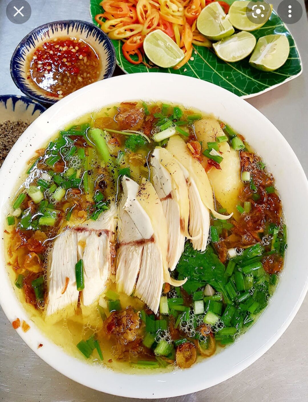 Hu Tiêu Gà Soupe de Poulet à la façon du Sud Viêt-Nam, servie avec des Nouilles de Riz, germes de Soja et Ciboule