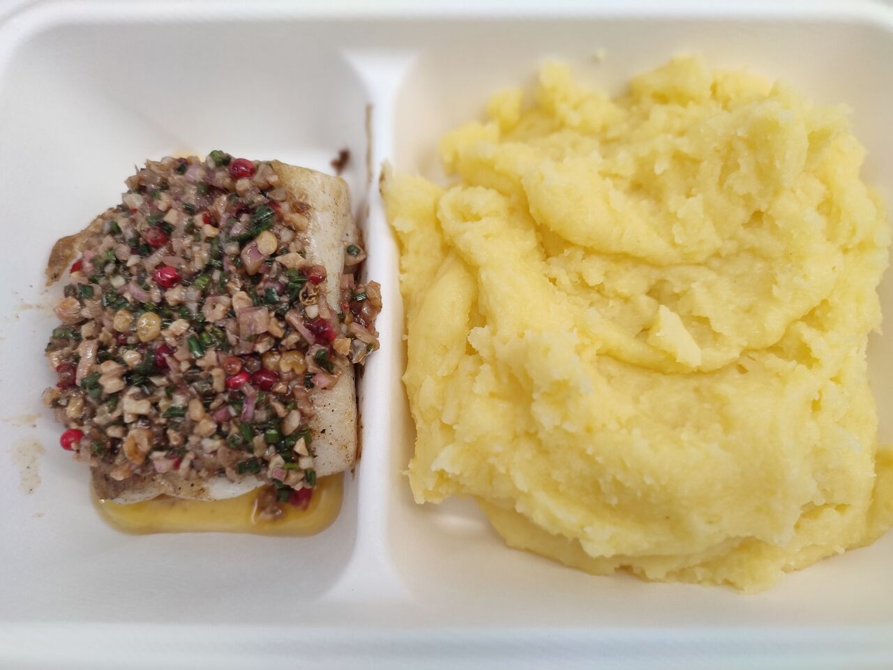 Pavé de lieu, sauce vierge, baie rose, écrasée de pomme de terre