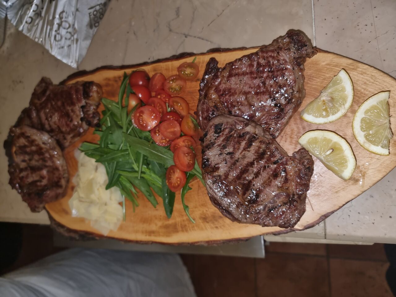 Entrecot di manzo 😋 con rucola grana e pomodorino