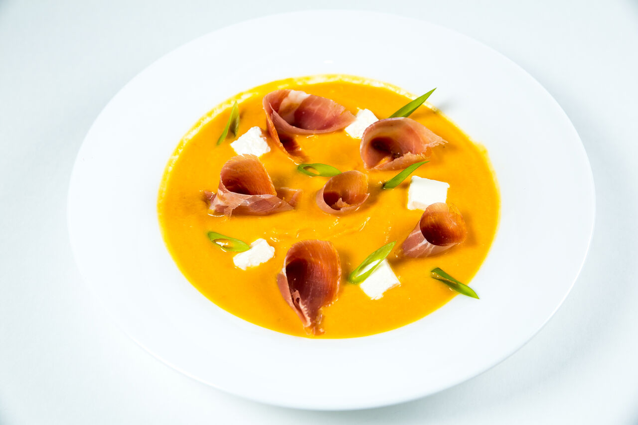 Овочевий крем-суп з прошутто та сиром фета.