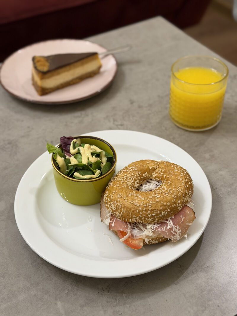 Bagel - sušená šunka, parmazán, rajče, bazalka