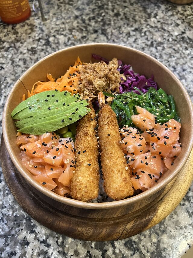 Poke con salmone e tempura 