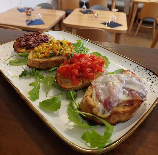Bruschetta x 2 : coppa e scamorza,classica al pomodoro,ratatouille di verdure,pate' di olive