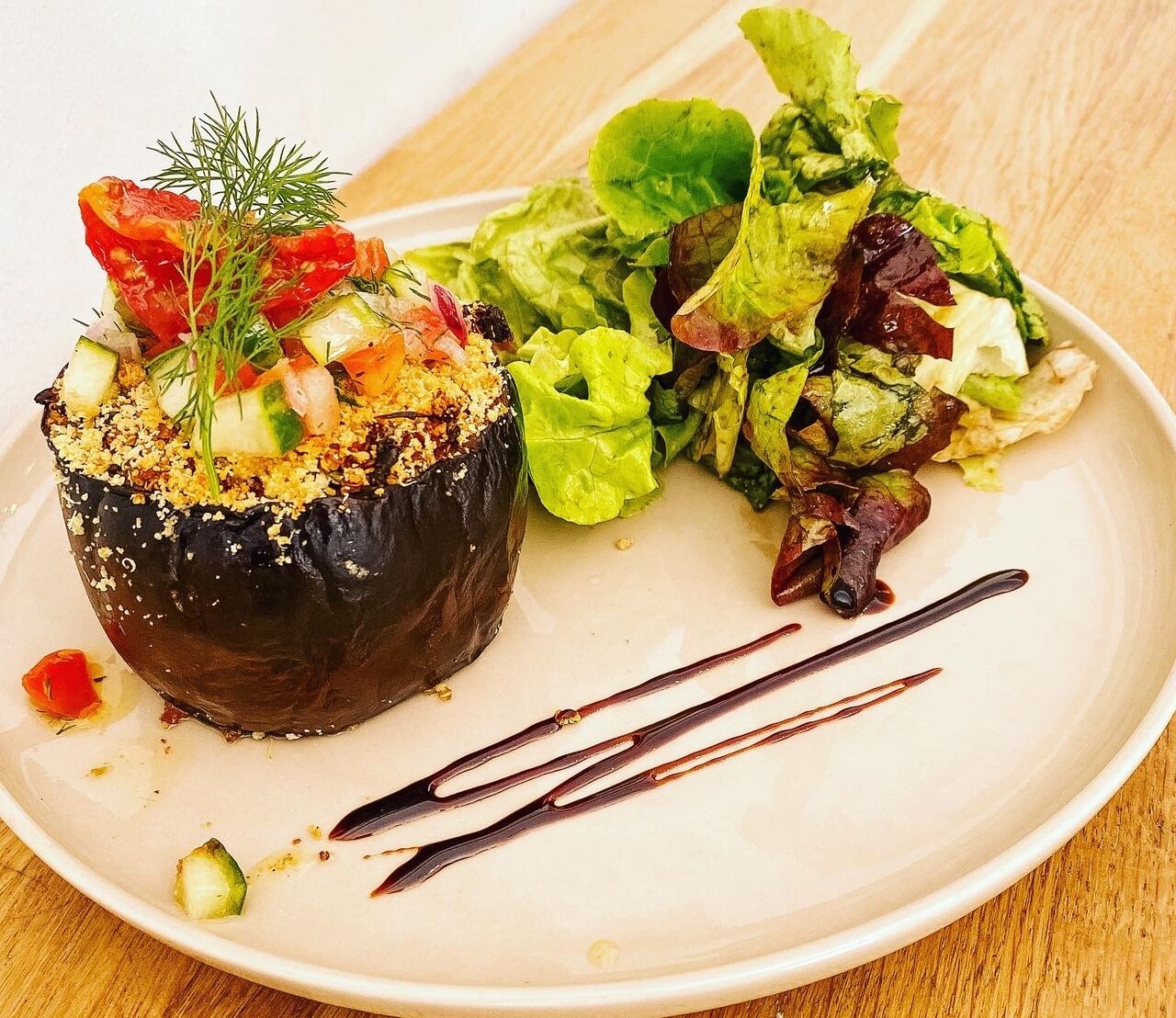 Aubergine farcie aux quinoa et petits légumes 