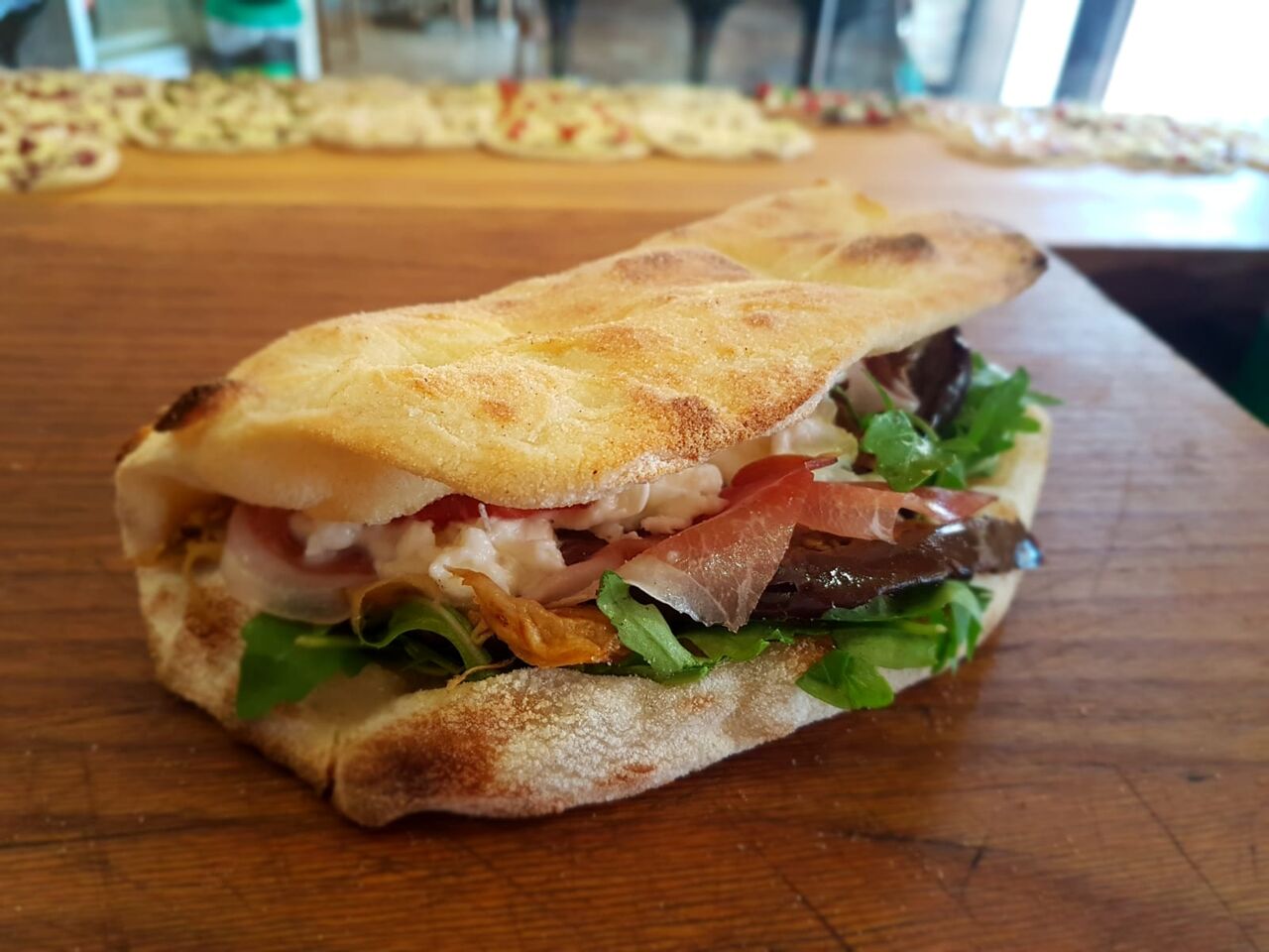 Pinsotto prosciutto crudo bufala e rucola