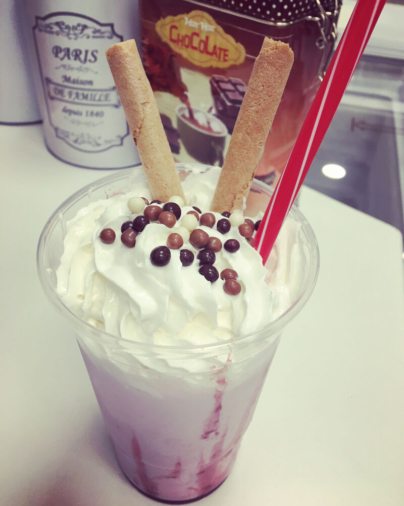 *BATIDO DE HELADO DE FRAMBUESA*
Con topping de Nata montada y Bolitas de cereal choco tricolor.