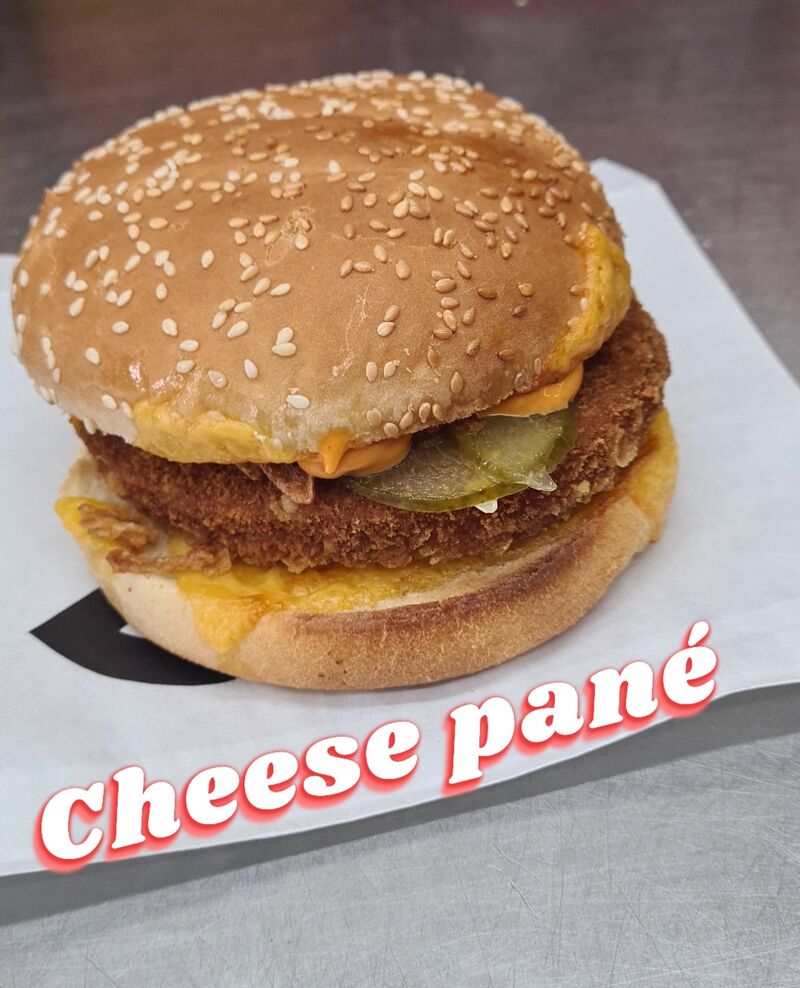 CHEESE
Viande de poulet (normal ou pané), pain sésame, oignons frits, concombres à l'aigre douce et sauce burger