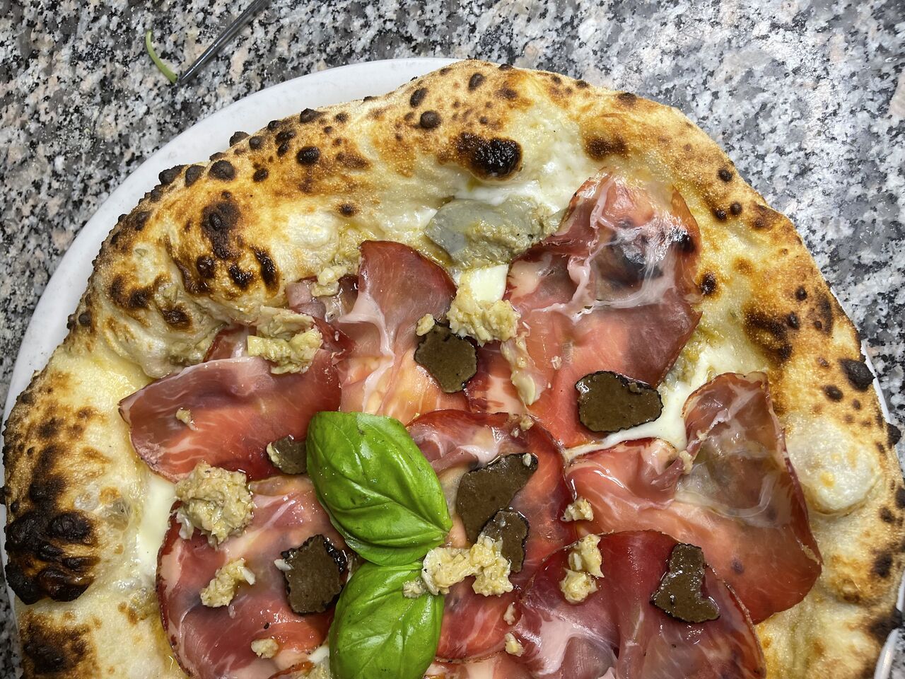 ORIETTA BERTI: crema di carciofi, mozzarella, capocollo e tartufo.