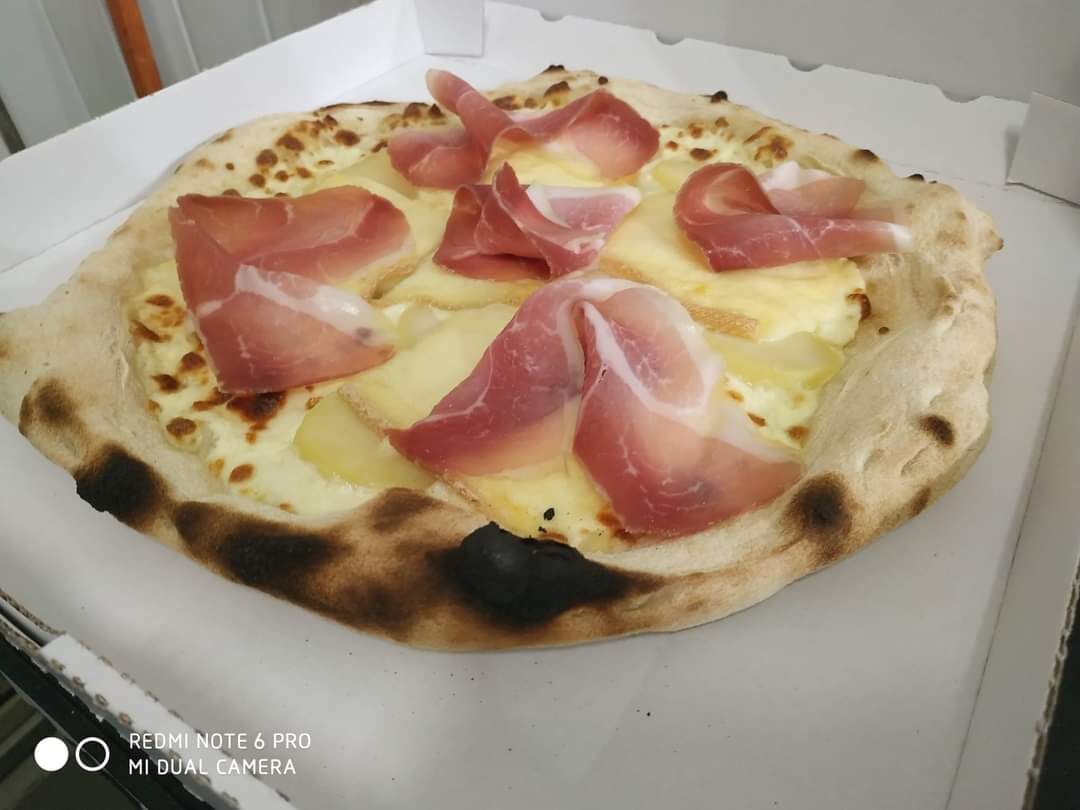 raclette 13€base crème / mozzarella / pomme de terre / jambon cru 