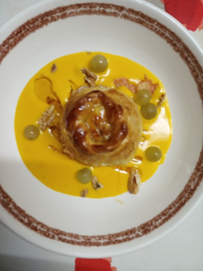 Petit palet de chèvre au jambon fumé en croûte, velouté de potimarron a l huile de noix, raisins et noix torréfiées