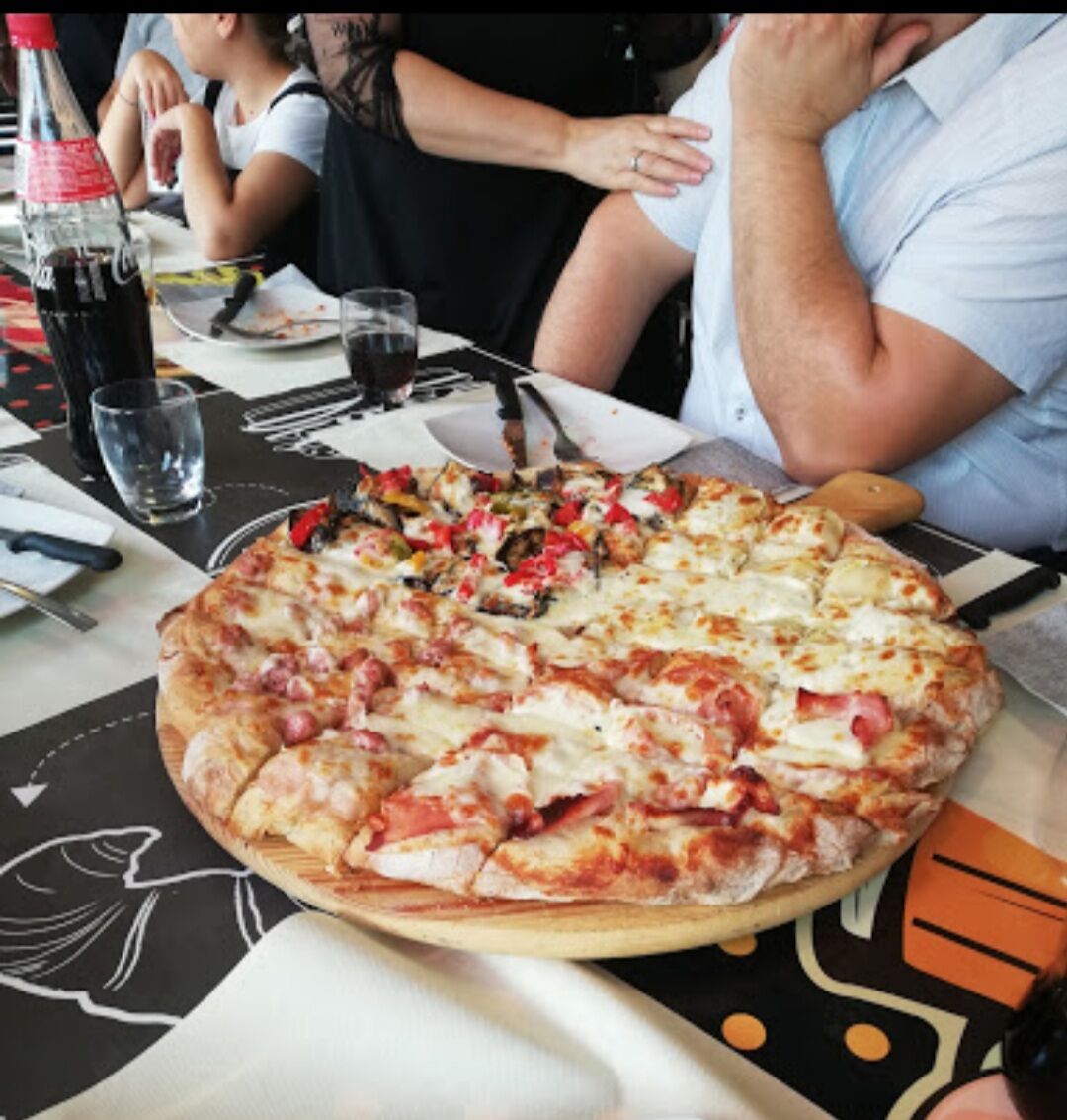 Se con i tuoi amici sei indeciso che pizza prendere.....Chiedi una pizza max 4 gusti ...
