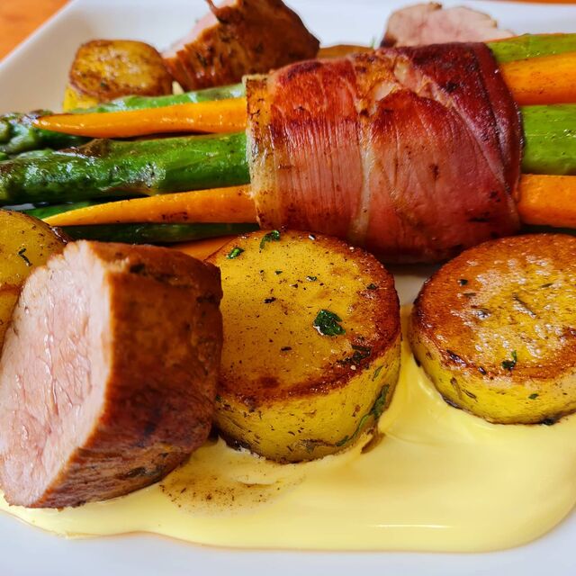Schweinfilet rosa gebraten mit Gegrillter Spargel und Schinken 