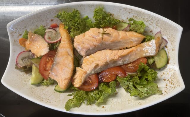 Salt mit gegrillter Lachs 