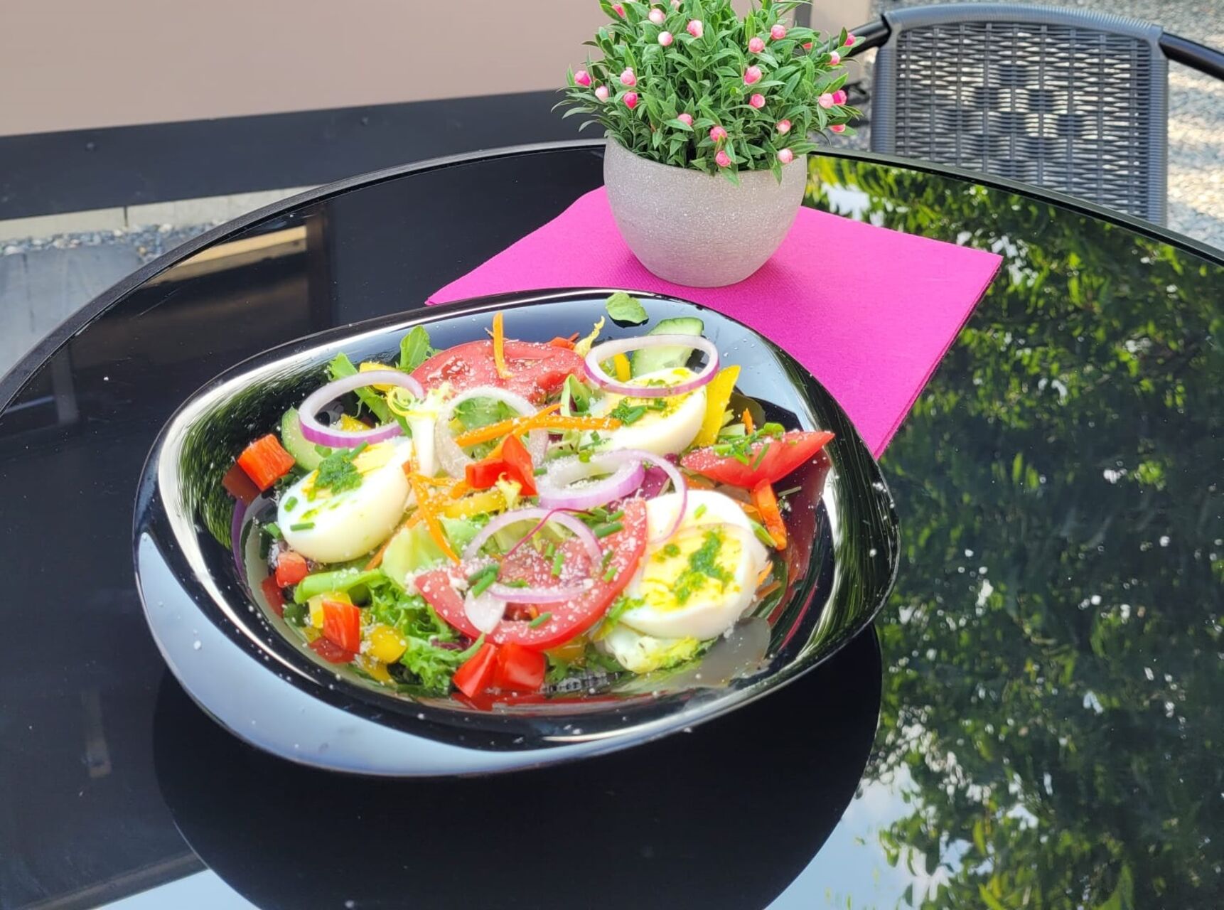 Sałatka Keto z jajkiem, awokado i oliwą truflową