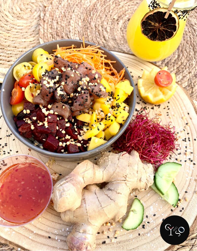 Tuna bowl •
Thon mariné à l'huile de sésame, sésame grillé, mangue, tomates, carottes, betteraves et noix de cajou.